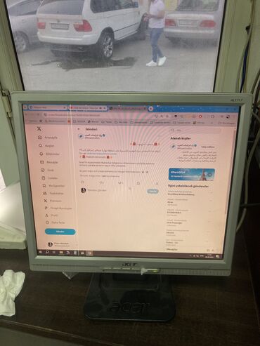 komputer ekranı: Acer monitor satilir.Kameralara qosmag olur.Ustunde kabelleri
