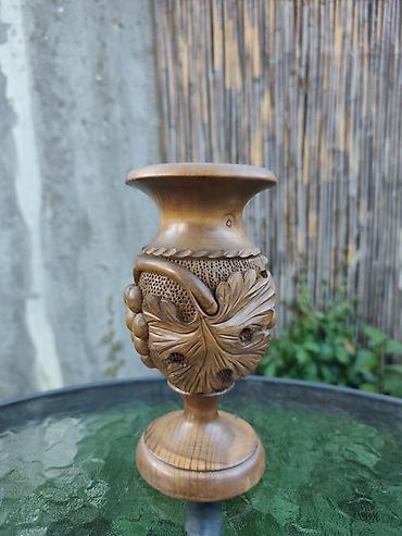 porcelanske figure: Ručno rezbarena drvena vaza sa motivom grožđa i vinove loze. - — 2
