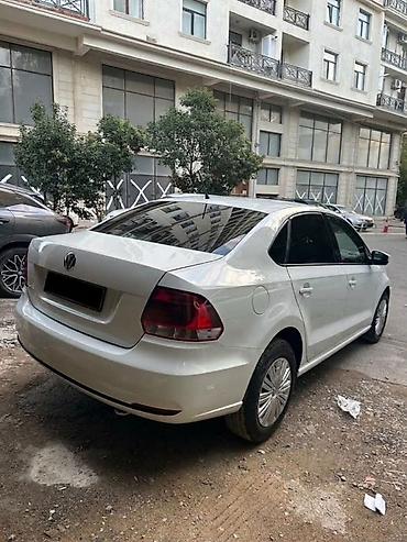 zapi masin: Volkswagen Polo Sedan – ağ rəng, 4 qapılı, şəhər və uzun yol üçün — 4