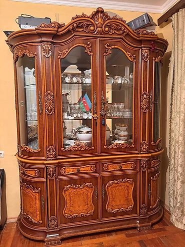 Klassik dizaynlı vitrin-bufet - Material: təbii ağacdan hazırlanmış