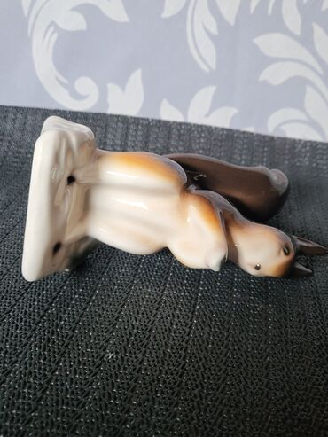 Ostali kućni dekor: Porcelanska nova figura veverice 70te. Figura nova sve na njoj je — 12