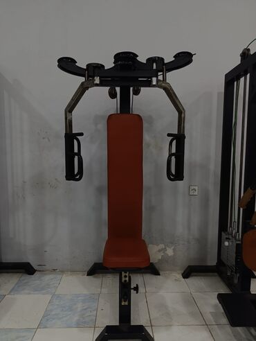 heinz kaşa: Göğüs press/pec-deck trenajoru - Məqsəd: sinə, ön deltoid və triseps