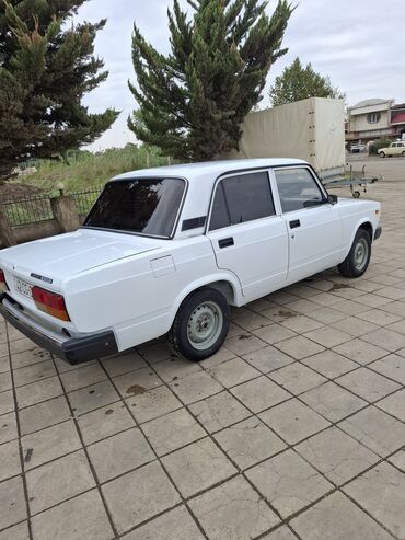 VAZ (LADA): VAZ 2107 sedan – ağ rəng, klassik korpus dizaynı. - Kuzov: 4 qapı — 2
