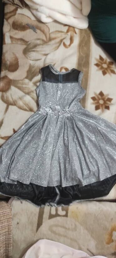 размер 5 6 лет: Детское платье, цвет - Серый, Б/у