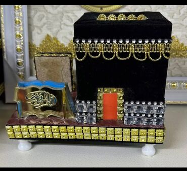 menzere sekilleri ekran ucun: Dini suvenirlər,dini hədiyyələr satılır.Saatlar,fiqurlar,aksesuarlar