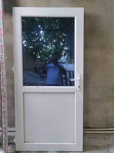 Giriş qapıları: Şüşə panelli və ağ PVC çərçivəli universal qapı. Bu qapı müxtəlif