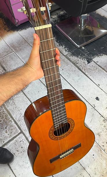 Klassik akustik gitara əla vəziyyətdədir cızıq çaydan söhbət gedə