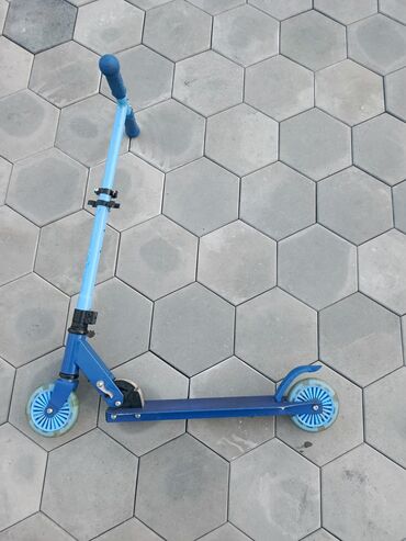 Trotineti, skejtbordovi i hoverbordovi: Na prodaju dva trotoneta, jedan je marke Cirvit nosivosti do 100 kg, a — 6