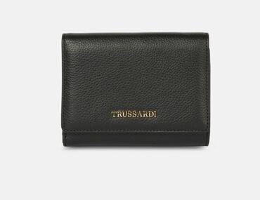 сумки по скидке: Кожаный кошелёк тройного сложения черного цвета. Выполнен из мягкой