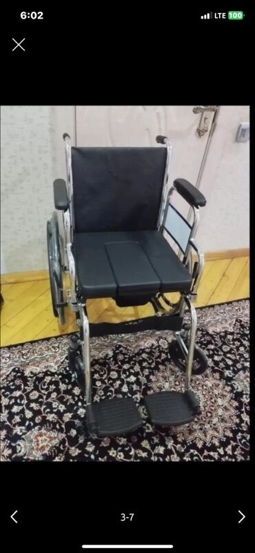 Təkərli komod kreslo, hərəkət məhdudiyyəti olan şəxslər üçün nəzərdə