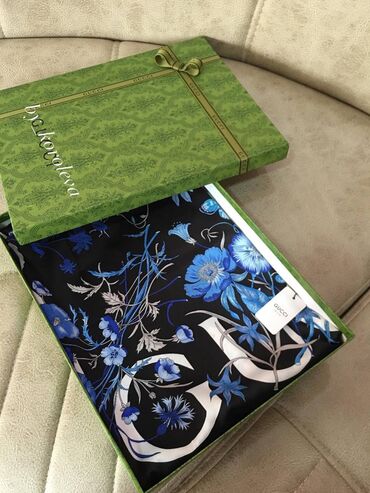 Baş geyimləri: Brend şərflərin və yaylıqların replikası, qiymətlər 25 manatdan — 5