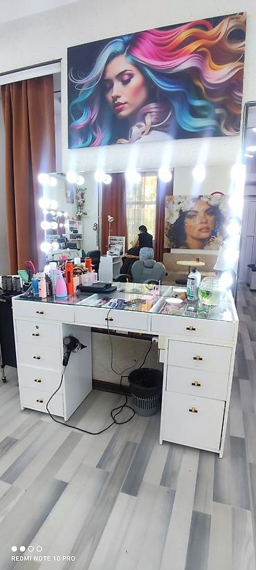 susə guzgu: Professional vizaj və saç düzümü üçün iş masası və işıqlandırmalı — 1