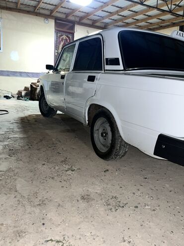 VAZ (LADA): Lada 2107 sedan – ağ rəngli, klassik kuzov. Üstündə dam “TAXI” işarəsi — 5