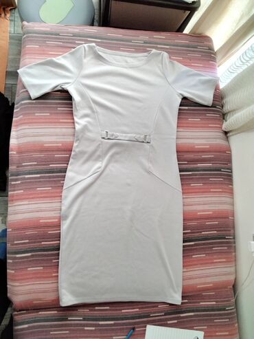 hm bluzica providna kratkog rukava rasteglj: Prelepa siva haljina L velicina
1300