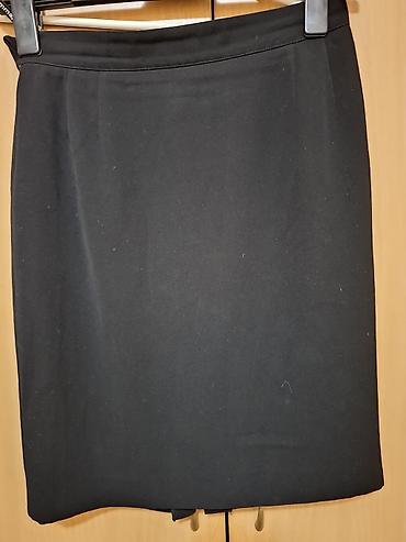 zara basic: Elegantna crna suknja – pencil kroj - Model: klasična pencil (uska) — 2