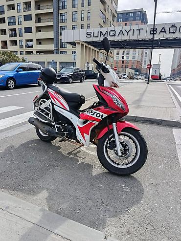 x9 skuter: Moped/Scooter – Sport dizayn, SKY49 prabeq 6000 - Korpus: qırmızı-ağ — 1