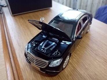 Igračke: Nov metalni Mercedes E-klasa uradjen u razmeri 1:24. Mogu da mu se — 8
