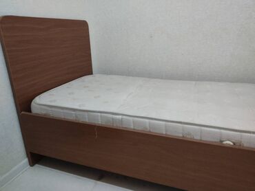 Mətbəx mebeli: Tək nəfərlik kravat, soyuducu və 2 gözlu qaz plitesi satılır. Kravat