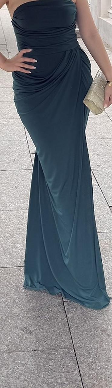 active posture cena: Elegantna duga haljina bez bretela u dubokoj smaragdno-zelenoj boji — 4