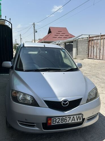 эконом машина: Серебристый хэтчбек Mazda 2 с передним расположением двигателя