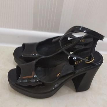 Basanoşka və səndəllər: Qadın platformalı sandal - Rəng: qara, laklı parlaq üstlük - Model — 2