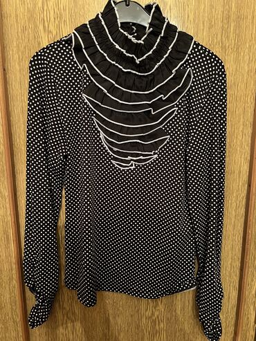 Köynək və bluzalar: Koftalar və Şalvarlar 36-38 (S/M)razmer, hər biri 5 manat Ünvan: 8-ci — 19