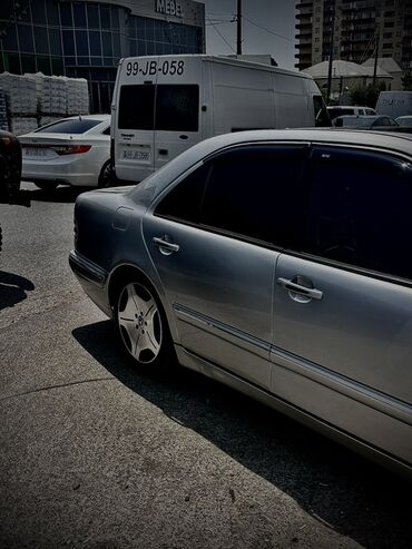 Mercedes-Benz: Mercedes-Benz E 270: 2.7 l | 2001 il Sedan — 11