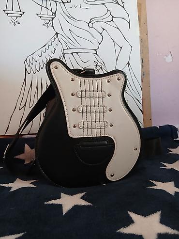 Çantalar: Gitara formalı çiyin çantası. Balaca və minimal çantadır günlük — 1