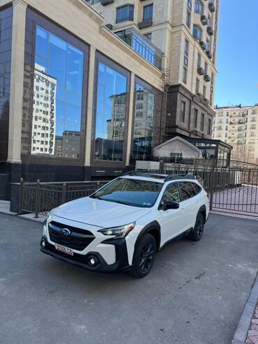 опрыскиватель овт: Белый универсал Subaru Outback. Автомобиль оснащен рейлингами на крыше