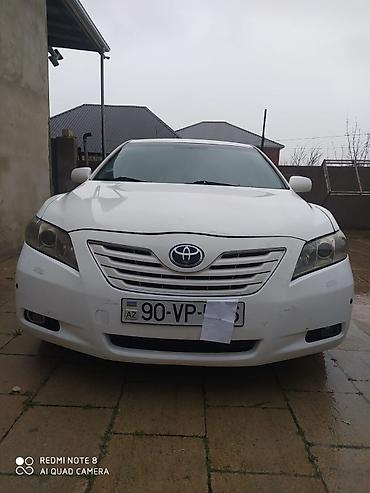 panel pulsuz: Toyota Camry sedan – ağ rəng, geniş və rahat salon. Xüsusiyyətlər: - — 5
