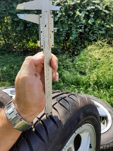 Gume i felne: 4 komada alu felne r15, sa 2 skoro nove i 2 polovne letnje gume. Na — 11