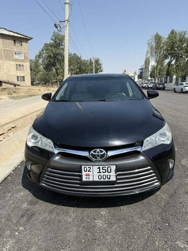 домкрат для автомобиля: Элегантный черный седан Toyota Camry, подходящий для повседневного