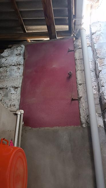 dəmir seyf qapi: Satılır demir qapı. uzunlugi 1 metr 42 sm. eni 80 sm arxasinda — 1