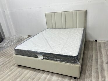двуспальные кровать: Кровать с мягкой обивкой и вертикальной прострочкой на изголовье