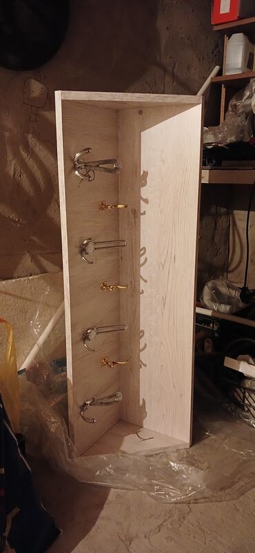 divar rəfi: Paltar rəfi, Corner shelf