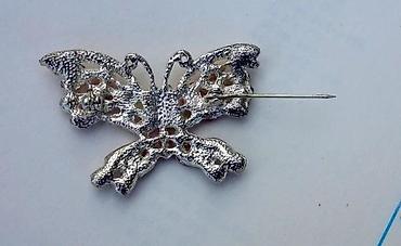 Broševi: Četiri stara broša. Cena za komad 1. FM broš Stari broš. Stilizovana — 9