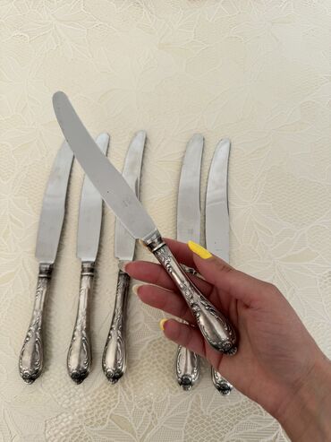 Bıçaqlar: Bicaqlar 6 eded qedimidir 150 azn yerlesir Genclikde