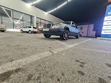 mühərrik yastığı: Mercedes-Benz E-Class W124 sedan - Kuzov: 4 qapılı sedan, açıq mavi — 8