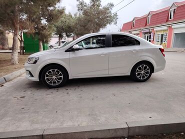 Chevrolet: Chevrolet Aveo sedan – ağ rəng Model xüsusiyyətləri: - Korpus: 4 — 2