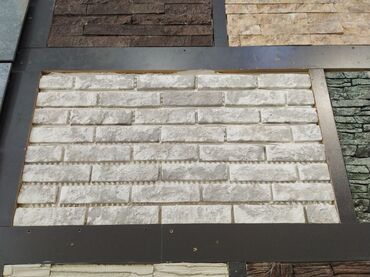 kafeli: Dekorativ daş/“brick” panellər – ağ rəngli, kərpic fakturası -