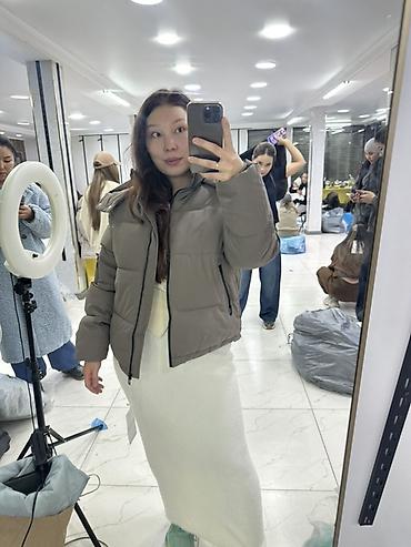 2+ 1 в подарок Женская укороченная пуховая куртка с капюшоном -