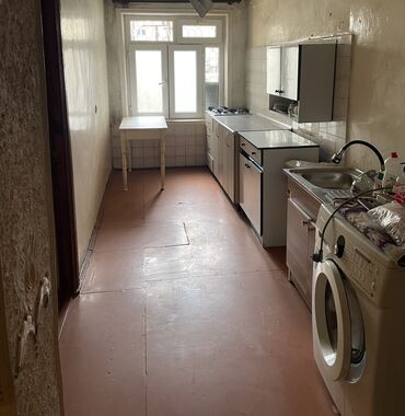 Uzunmüddətli kirayə mənzillər: 5mertebeli binanin 1ci mertebesidir Vasiteci deyilem Qaz,isiq su — 6