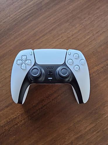 Video oyunlar üçün aksesuarlar: PlayStation 5 Dualsensi ustada olmayıb korpusunda noktə cızdığı belə — 1