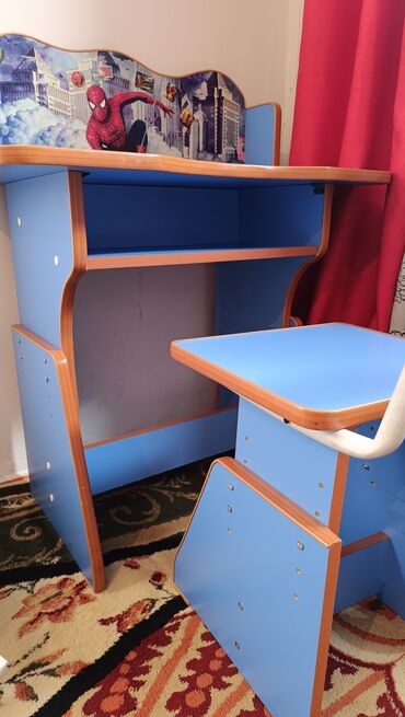 столы для кормления детей: Продается дедская парта "Человек паук". Почти новое. Стол и стулчик