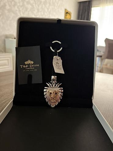 qizil burc klonlar: Time Deluxe markalı premium açarlıq təqdim olunur. Model üzərində — 2