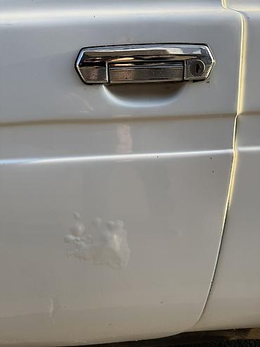 VAZ (LADA): LADA Niva 4x4, ağ rəng, 3 qapılı kuzov. Xüsusiyyətlər: - Daimi — 7