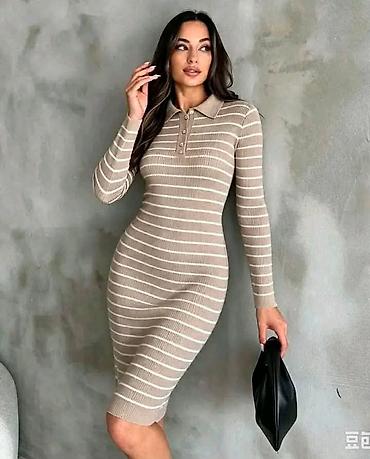 helanke rebraste: Ženska rebrasta džemper-haljina sa kragnom i prugama - Model — 4