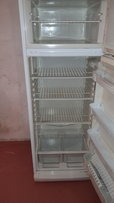 kofe qabı: Indesit iki qapılı soyuducu - Üst hissədə ayrıca dondurucu bölmə