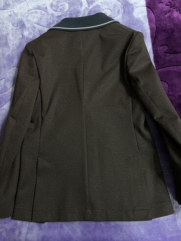 Dəstlər: Kostyum yenidir, 1 dəfə geyinilib. 10-11 yaşlı uşaqlar üçündür. 255 — 8