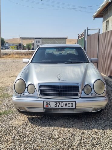 мерс c class: Серебристый седан Mercedes-Benz E-Class с характерными круглыми